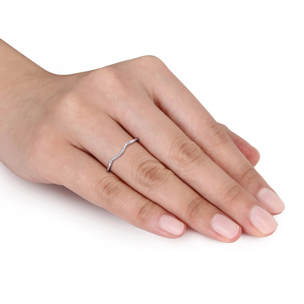 10kt White Gold Wavy Wedding Band with Shared Prong Setting I57929